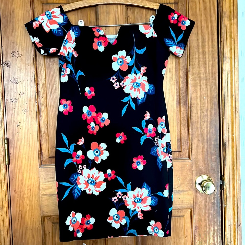 Large beautiful midi floral dress.